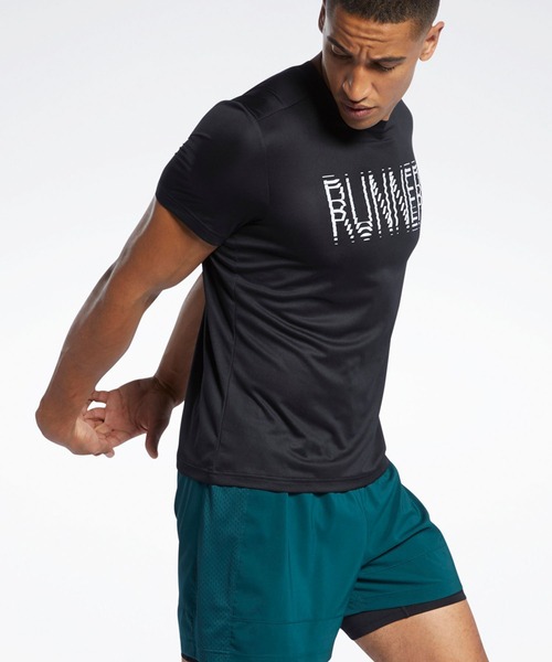 Reebok(リーボック)の「ラン エッセンシャル グラフィック Tシャツ / RUN ESSENTIALS GRAPHIC T-SHIRT(Tシャツ/カットソー・メンズ・アクア/ブラック・SMALL/MEDIUM/LARGE/X-LARGE/XX-LARGE/X-SMALL/XXX-LARGE)」の2枚目の写真