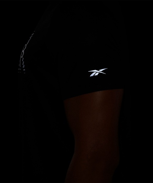 Reebok(リーボック)の「ラン エッセンシャル グラフィック Tシャツ / RUN ESSENTIALS GRAPHIC T-SHIRT(Tシャツ/カットソー・メンズ・アクア/ブラック・SMALL/MEDIUM/LARGE/X-LARGE/XX-LARGE/X-SMALL/XXX-LARGE)」の5枚目の写真