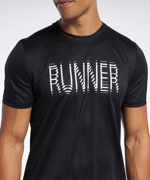 Reebok(リーボック)の「ラン エッセンシャル グラフィック Tシャツ / RUN ESSENTIALS GRAPHIC T-SHIRT(Tシャツ/カットソー・メンズ・アクア/ブラック・SMALL/MEDIUM/LARGE/X-LARGE/XX-LARGE/X-SMALL/XXX-LARGE)」の4枚目の写真