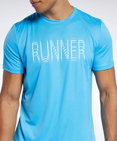 Reebok(リーボック)の「ラン エッセンシャル グラフィック Tシャツ / RUN ESSENTIALS GRAPHIC T-SHIRT(Tシャツ/カットソー・メンズ・アクア/ブラック・SMALL/MEDIUM/LARGE/X-LARGE/XX-LARGE/X-SMALL/XXX-LARGE)」の7枚目の写真