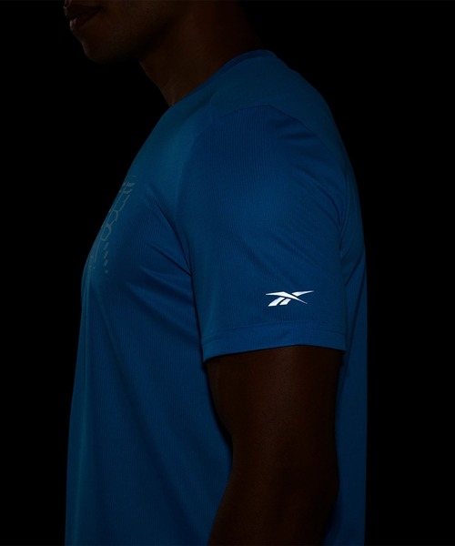 Reebok(リーボック)の「ラン エッセンシャル グラフィック Tシャツ / RUN ESSENTIALS GRAPHIC T-SHIRT(Tシャツ/カットソー・メンズ・アクア/ブラック・SMALL/MEDIUM/LARGE/X-LARGE/XX-LARGE/X-SMALL/XXX-LARGE)」の8枚目の写真