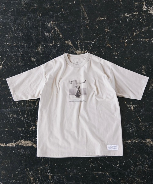 GLOBAL WORK（グローバルワーク）の「BLIND BARBERプリントT/940140（Tシャツ/カットソー・メンズ・ホワイト/ブラウン/グリーン・SMALL/MEDIUM/LARGE/X-LARGE）」の2枚目の写真