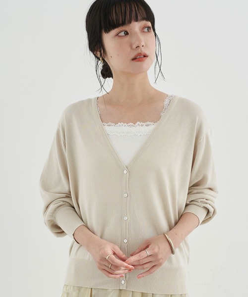 earth music&ecology（アースミュージックアンドエコロジー）の「Vネックニットカーディガン ＊（カーディガン/ボレロ・レディース・ブラック/ホワイト系その他2/オフホワイト/ブルー・FREE）」の2枚目の写真