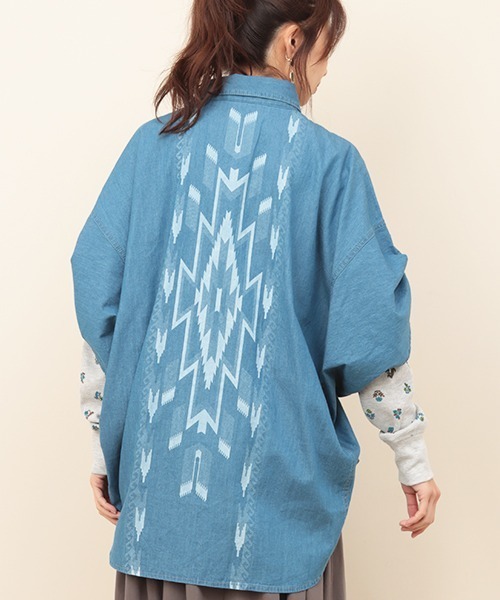 チチカカ(チチカカ)の「抜染ダンガリードルマンシャツ(シャツ/ブラウス・レディース・インディゴブルー/ブルー・FREE)」の1枚目の写真