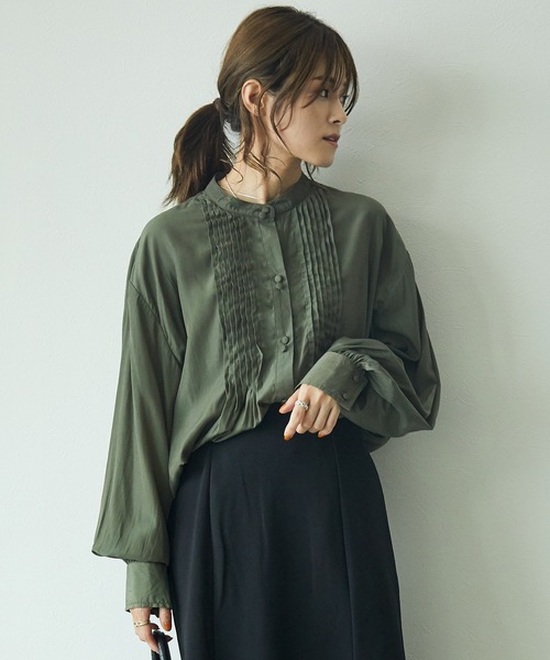 ECRIRE（エクリール）の「【yun_wearコラボ】BIGシルエットスタンドカラーピンタックロングスリーブブラウス（シャツ/ブラウス・レディース・ブラック/ベージュ/ブラウン/カーキ/オフホワイト・M）」の5枚目の写真