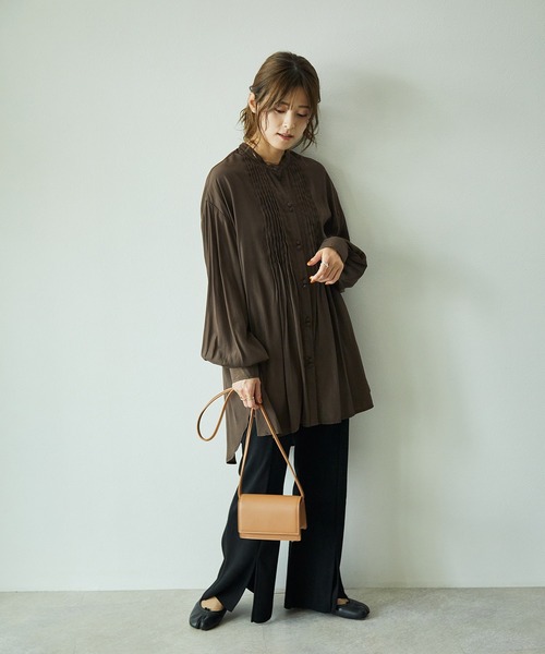 ECRIRE（エクリール）の「【yun_wearコラボ】BIGシルエットスタンドカラーピンタックロングスリーブブラウス（シャツ/ブラウス・レディース・ブラック/ベージュ/ブラウン/カーキ/オフホワイト・M）」の13枚目の写真