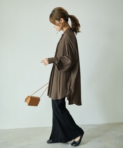 ECRIRE（エクリール）の「【yun_wearコラボ】BIGシルエットスタンドカラーピンタックロングスリーブブラウス（シャツ/ブラウス・レディース・ブラック/ベージュ/ブラウン/カーキ/オフホワイト・M）」の16枚目の写真