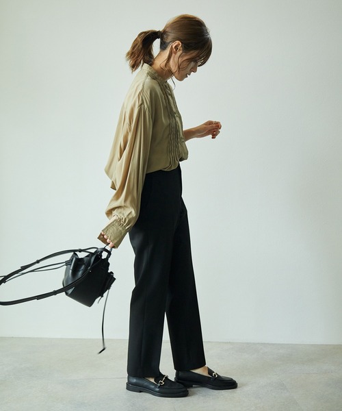 ECRIRE（エクリール）の「【yun_wearコラボ】BIGシルエットスタンドカラーピンタックロングスリーブブラウス（シャツ/ブラウス・レディース・ブラック/ベージュ/ブラウン/カーキ/オフホワイト・M）」の22枚目の写真