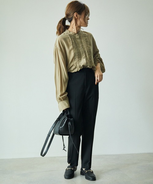 ECRIRE（エクリール）の「【yun_wearコラボ】BIGシルエットスタンドカラーピンタックロングスリーブブラウス（シャツ/ブラウス・レディース・ブラック/ベージュ/ブラウン/カーキ/オフホワイト・M）」の11枚目の写真