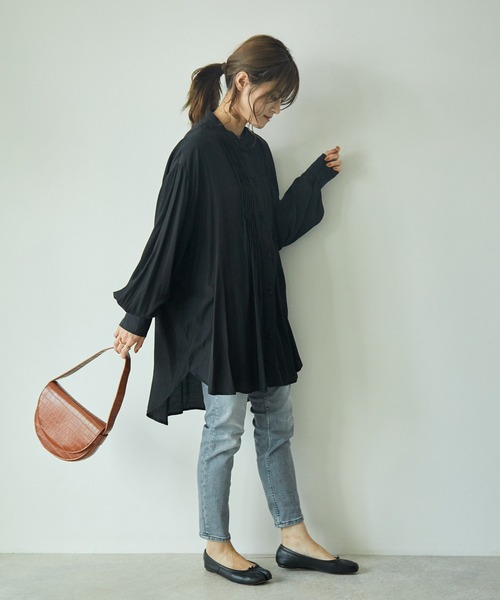 ECRIRE（エクリール）の「【yun_wearコラボ】BIGシルエットスタンドカラーピンタックロングスリーブブラウス（シャツ/ブラウス・レディース・ブラック/ベージュ/ブラウン/カーキ/オフホワイト・M）」の15枚目の写真