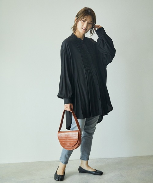 ECRIRE（エクリール）の「【yun_wearコラボ】BIGシルエットスタンドカラーピンタックロングスリーブブラウス（シャツ/ブラウス・レディース・ブラック/ベージュ/ブラウン/カーキ/オフホワイト・M）」の6枚目の写真