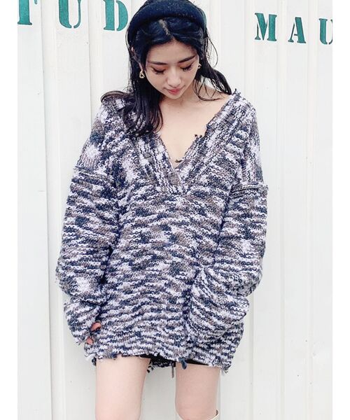 GYDA(ジェイダ)の「スペースダイヤーンVネックBIG ニット TOPS(ニット/セーター・レディース・グレー/ネイビー/ブラウン・FREE)」の8枚目の写真