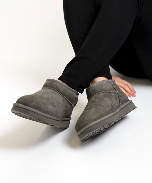 【新品】UGG グレーウルトラミニブーツ✨ UGG（アグ）の「【UGG】CLASSIC ULTRA MINI ウルトラミニブーツ