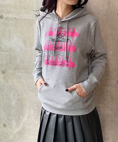 Kare/ME（カーミー）の「【Kare/ME/カーミー】フレグランスボトルペイントフーディ（パーカー・レディース・ホワイト/ブラック/グレー・SMALL）」の3枚目の写真