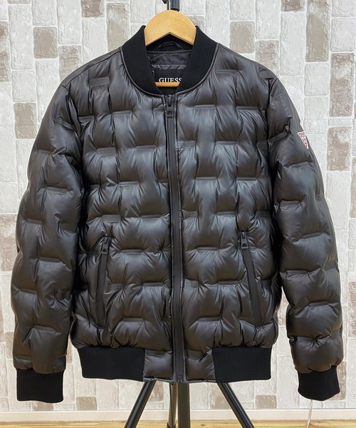 Guess（ゲス）の「エンボス加工ロゴデザインキルト中綿MA-1ブルソン（MA-1・メンズ・ブラック/ホワイト・L/M/XL/S）」の2枚目の写真