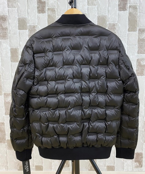 Guess（ゲス）の「エンボス加工ロゴデザインキルト中綿MA-1ブルソン（MA-1・メンズ・ブラック/ホワイト・L/M/XL/S）」の3枚目の写真