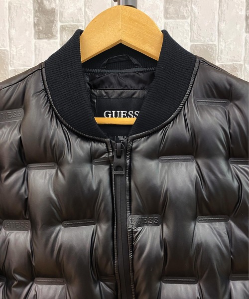 Guess（ゲス）の「エンボス加工ロゴデザインキルト中綿MA-1ブルソン（MA-1・メンズ・ブラック/ホワイト・L/M/XL/S）」の4枚目の写真