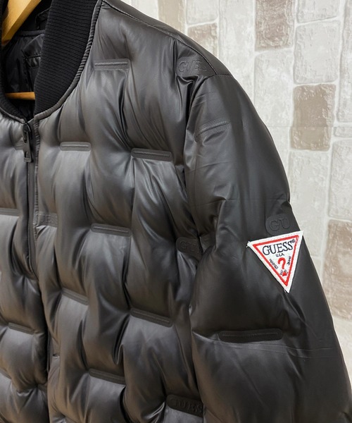 Guess（ゲス）の「エンボス加工ロゴデザインキルト中綿MA-1ブルソン（MA-1・メンズ・ブラック/ホワイト・L/M/XL/S）」の5枚目の写真