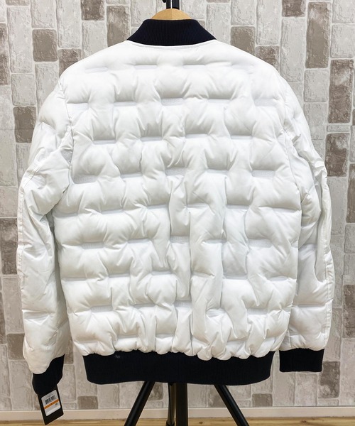 Guess（ゲス）の「エンボス加工ロゴデザインキルト中綿MA-1ブルソン（MA-1・メンズ・ブラック/ホワイト・L/M/XL/S）」の6枚目の写真