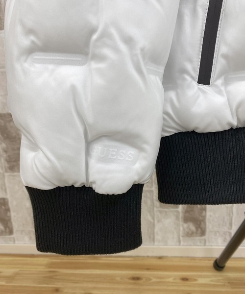 Guess（ゲス）の「エンボス加工ロゴデザインキルト中綿MA-1ブルソン（MA-1・メンズ・ブラック/ホワイト・L/M/XL/S）」の10枚目の写真