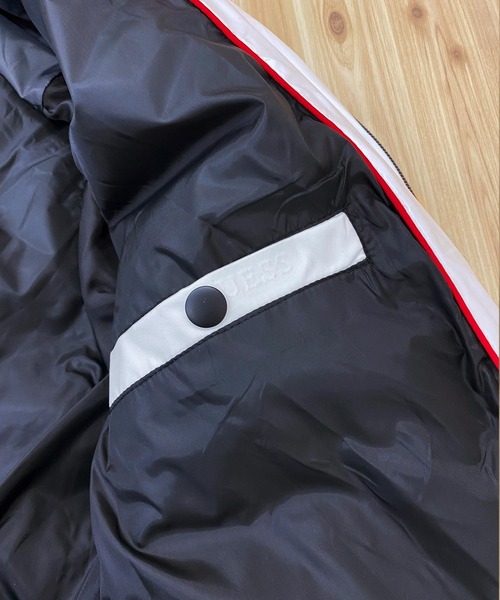 Guess（ゲス）の「エンボス加工ロゴデザインキルト中綿MA-1ブルソン（MA-1・メンズ・ブラック/ホワイト・L/M/XL/S）」の13枚目の写真