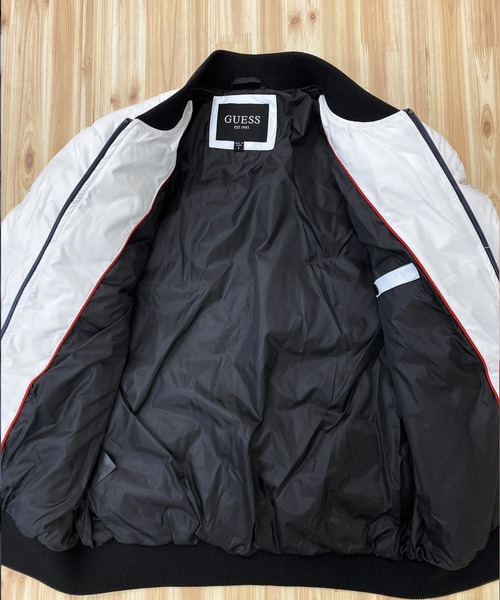 Guess（ゲス）の「エンボス加工ロゴデザインキルト中綿MA-1ブルソン（MA-1・メンズ・ブラック/ホワイト・L/M/XL/S）」の14枚目の写真