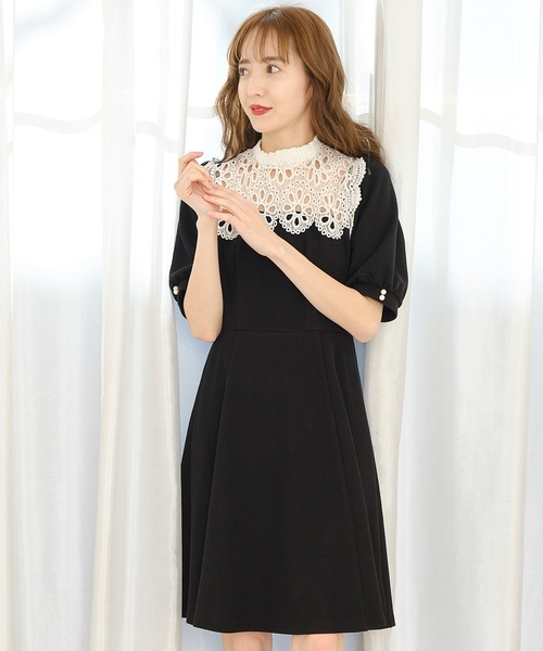 TITTY&CO.(ティティーアンドコー)の「【TITTY&CO.】オーバーレースカラーカットワンピース(ワンピース・レディース・ベージュ/ブラック・SMALL/MEDIUM)」の2枚目の写真