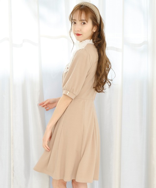 TITTY&CO.(ティティーアンドコー)の「【TITTY&CO.】オーバーレースカラーカットワンピース(ワンピース・レディース・ベージュ/ブラック・SMALL/MEDIUM)」の7枚目の写真