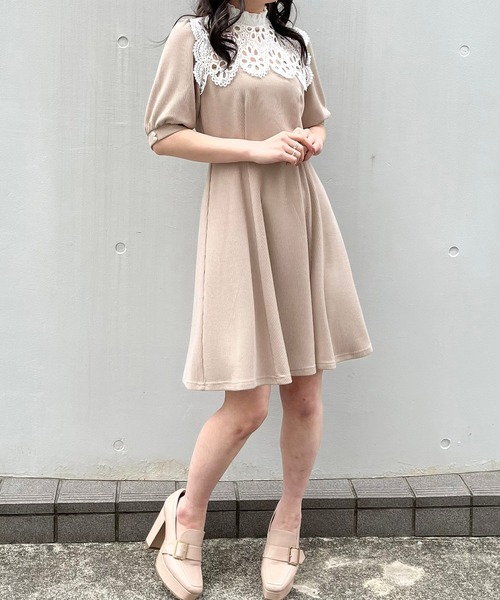 TITTY&CO.(ティティーアンドコー)の「【TITTY&CO.】オーバーレースカラーカットワンピース(ワンピース・レディース・ベージュ/ブラック・SMALL/MEDIUM)」の9枚目の写真