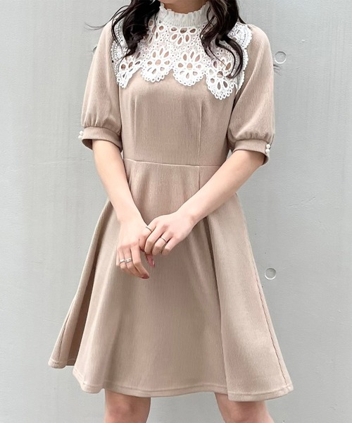 TITTY&CO.(ティティーアンドコー)の「【TITTY&CO.】オーバーレースカラーカットワンピース(ワンピース・レディース・ベージュ/ブラック・SMALL/MEDIUM)」の10枚目の写真