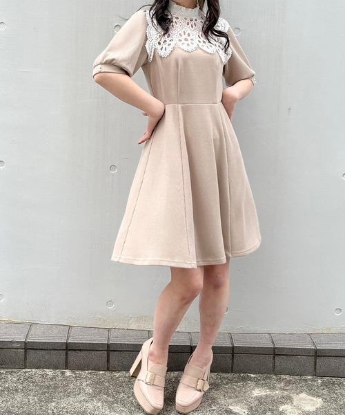 TITTY&CO.(ティティーアンドコー)の「【TITTY&CO.】オーバーレースカラーカットワンピース(ワンピース・レディース・ベージュ/ブラック・SMALL/MEDIUM)」の11枚目の写真