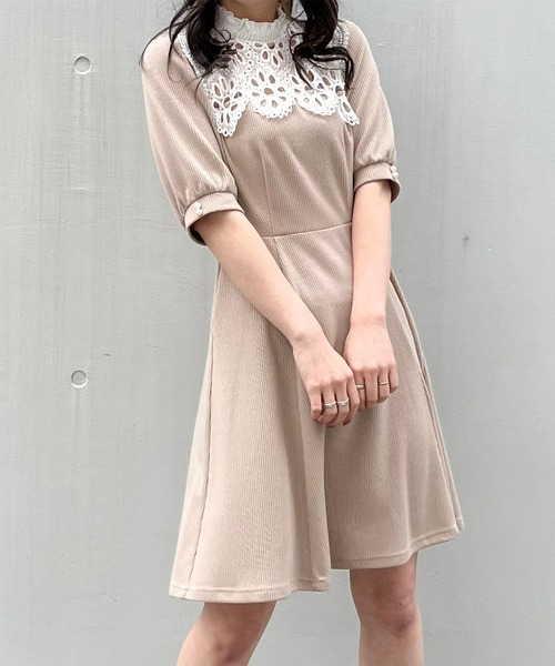 TITTY&CO.(ティティーアンドコー)の「【TITTY&CO.】オーバーレースカラーカットワンピース(ワンピース・レディース・ベージュ/ブラック・SMALL/MEDIUM)」の12枚目の写真
