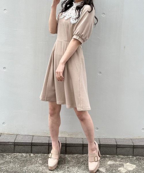 TITTY&CO.(ティティーアンドコー)の「【TITTY&CO.】オーバーレースカラーカットワンピース(ワンピース・レディース・ベージュ/ブラック・SMALL/MEDIUM)」の13枚目の写真