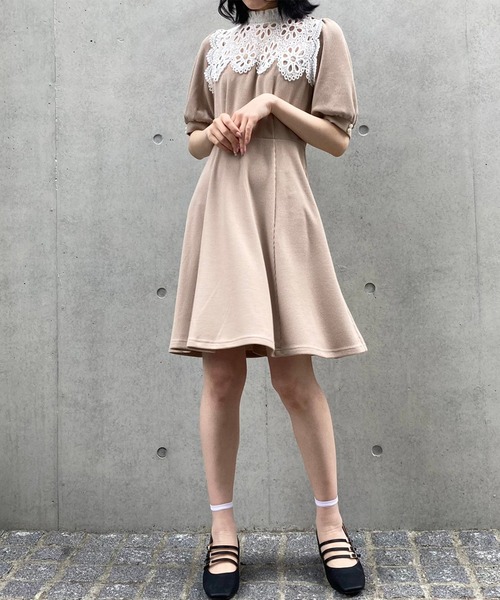 TITTY&CO.(ティティーアンドコー)の「【TITTY&CO.】オーバーレースカラーカットワンピース(ワンピース・レディース・ベージュ/ブラック・SMALL/MEDIUM)」の15枚目の写真