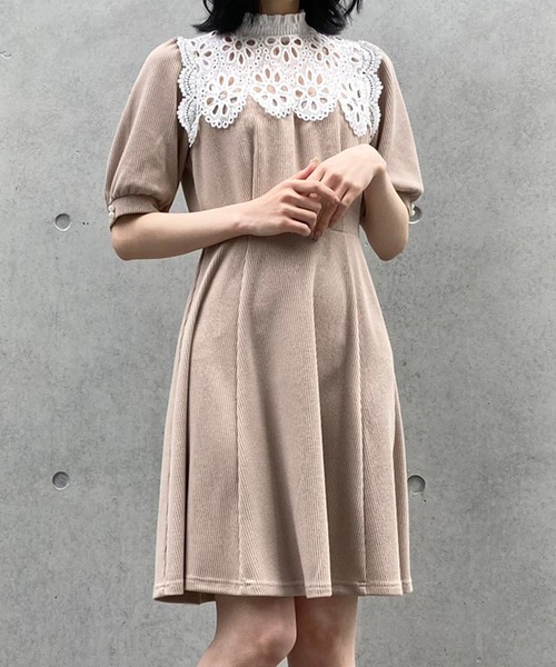 TITTY&CO.(ティティーアンドコー)の「【TITTY&CO.】オーバーレースカラーカットワンピース(ワンピース・レディース・ベージュ/ブラック・SMALL/MEDIUM)」の17枚目の写真