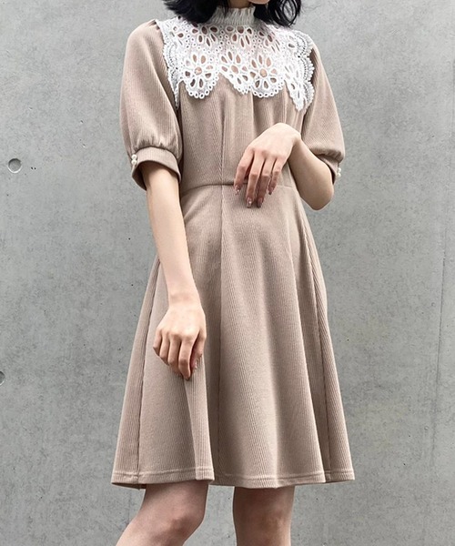 TITTY&CO.(ティティーアンドコー)の「【TITTY&CO.】オーバーレースカラーカットワンピース(ワンピース・レディース・ベージュ/ブラック・SMALL/MEDIUM)」の18枚目の写真