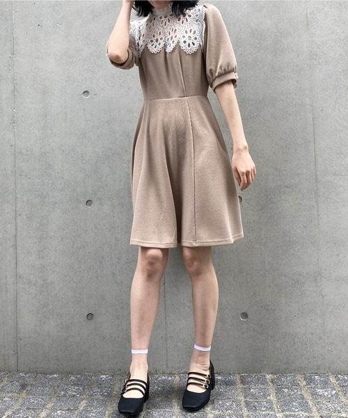 TITTY&CO.(ティティーアンドコー)の「【TITTY&CO.】オーバーレースカラーカットワンピース(ワンピース・レディース・ベージュ/ブラック・SMALL/MEDIUM)」の16枚目の写真