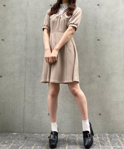 TITTY&CO.(ティティーアンドコー)の「【TITTY&CO.】オーバーレースカラーカットワンピース(ワンピース・レディース・ベージュ/ブラック・SMALL/MEDIUM)」の22枚目の写真
