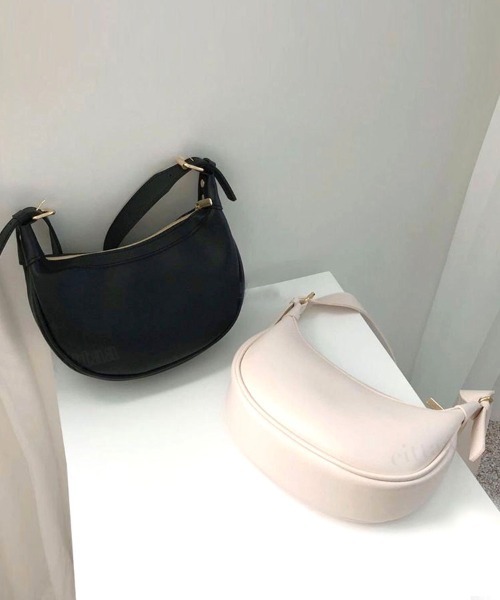 Dalfwin(ダールフィン)の「三日月ショルダーバッグ(ショルダーバッグ・レディース・ブラック/アイボリー/ベージュ・ONE SIZE/FREE)」の8枚目の写真