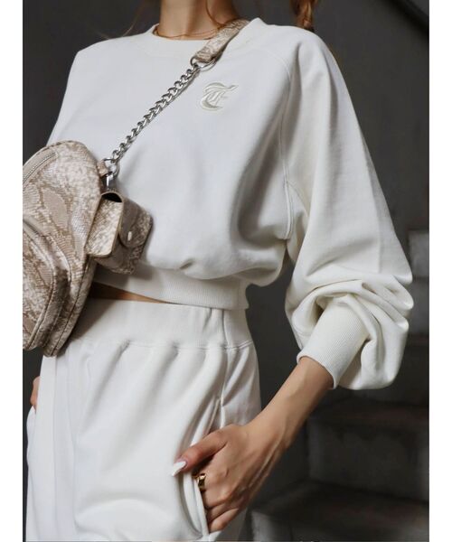 EVRIS(エヴリス)の「ショートスウェットトップス【セットアップ着用可能】(スウェット・レディース・ホワイト/ブラック/ブルー・FREE)」の2枚目の写真