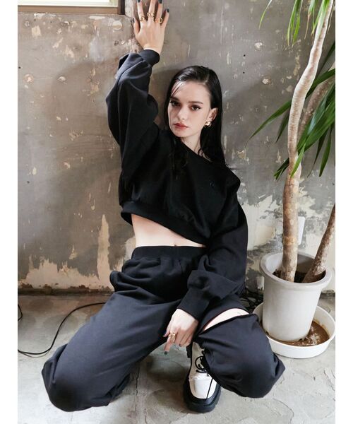 EVRIS(エヴリス)の「ショートスウェットトップス【セットアップ着用可能】(スウェット・レディース・ホワイト/ブラック/ブルー・FREE)」の4枚目の写真