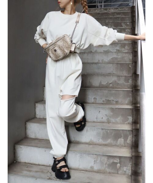 EVRIS(エヴリス)の「ショートスウェットトップス【セットアップ着用可能】(スウェット・レディース・ホワイト/ブラック/ブルー・FREE)」の22枚目の写真