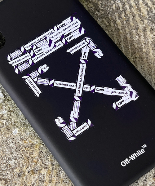 off white（オフホワイト）の「【OFF-WHITE】 オフホワイト スマートフォンケース AIRPORT TAPE IPHONE XR COVER アローロゴ（スマホケース/カバー・メンズ・ブラック・FREE）」の3枚目の写真