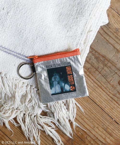 ACCOMMODE（アコモデ）の「【Universal Filmarket】アンブリン　カラビナ付きメタリックミニポーチ（ポーチ・レディース・その他1/その他2/その他3/その他4・FREE）」の2枚目の写真