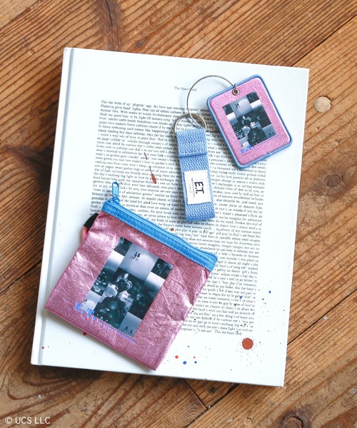 ACCOMMODE（アコモデ）の「【Universal Filmarket】アンブリン　カラビナ付きメタリックミニポーチ（ポーチ・レディース・その他1/その他2/その他3/その他4・FREE）」の3枚目の写真