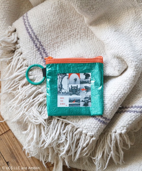 ACCOMMODE（アコモデ）の「【Universal Filmarket】アンブリン　カラビナ付きメタリックミニポーチ（ポーチ・レディース・その他1/その他2/その他3/その他4・FREE）」の4枚目の写真