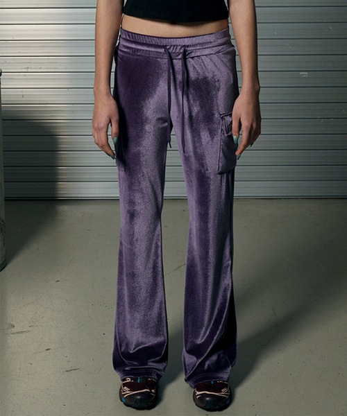 runningHIGH(ランニングハイ)の「【RUNNING HIGH 】シャイニング ベルベット カーゴ スリム ブーツカット パンツ / SHINING VELVET CARGO SLIM BOOTSCUT PANTS(カーゴパンツ・レディース・ブラック/ライトグレー/パープル・FREE)」の1枚目の写真
