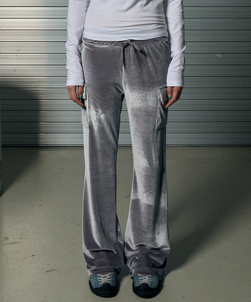 runningHIGH(ランニングハイ)の「【RUNNING HIGH 】シャイニング ベルベット カーゴ スリム ブーツカット パンツ / SHINING VELVET CARGO SLIM BOOTSCUT PANTS(カーゴパンツ・レディース・ブラック/ライトグレー/パープル・FREE)」の3枚目の写真