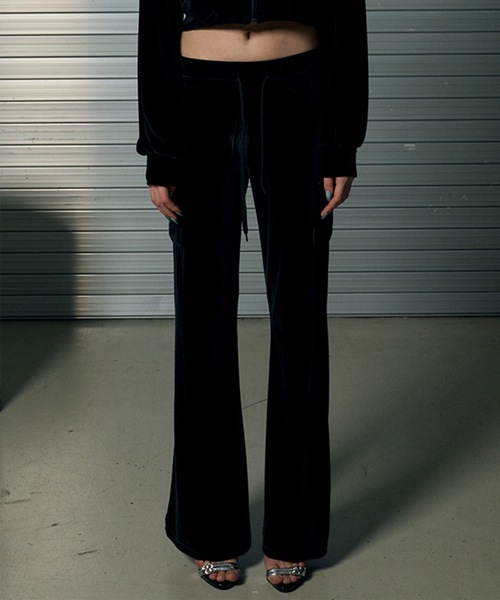runningHIGH(ランニングハイ)の「【RUNNING HIGH 】シャイニング ベルベット カーゴ スリム ブーツカット パンツ / SHINING VELVET CARGO SLIM BOOTSCUT PANTS(カーゴパンツ・レディース・ブラック/ライトグレー/パープル・FREE)」の2枚目の写真