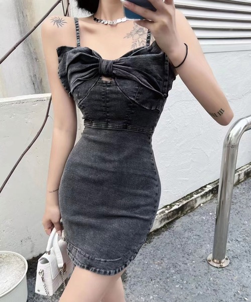 SPIGA(スピーガ)の「フロントリボンデニムキャミワンピース(ワンピース・レディース・ブラック/ブルー・FREE)」の5枚目の写真